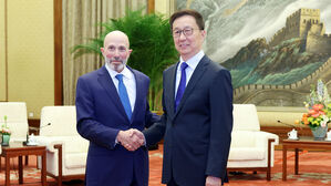 지난 5일 한정(오른쪽) 중국 국가부주석이 미중 트랙2 대화를 위해 중국을 방문한 미국 대표단의 에반 그린버그 미중관계전국위원회 이사회 부의장과 만나 악수하고 있다. (사진=신화, 연합뉴스)