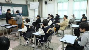 2025학년도 대학수학능력시험 성적표 배부일인 지난해 12월 6일 서울 종로구 혜화동 동성고에서 학생들이 성적표를 받고 있다. (사진=사진공동취재단, 연합뉴스)