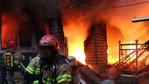 7일 오후 부산 동래구 한 2층짜리 주택 1층에서 불길이 치솟고 있다. 이 화재로 70대 집주인이 2도 화상을 입었다. (사진=부산소방재난본부 제공, 연합뉴스)