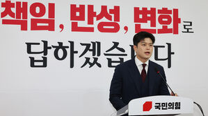 국민의힘 김용태 비상대책위원장이 8일 국회에서 기자회견을 열고 당 개혁 과제 등을 설명하고 있다.
