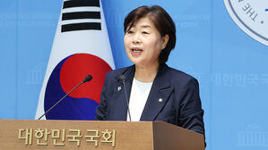 더불어민주당 차기 원내대표 선거에 출마한 서영교 의원이 8일 서울 여의도 국회 소통관에서 현안 관련 기자회견을 열고 발언하고 있다.