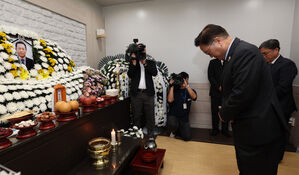 우원식 국회의장, 김충현씨 빈소 찾아 "국회 도리 다할 것"
