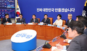 더불어민주당 박찬대 대표 직무대행 겸 원내대표가 9일 서울 여의도 국회에서 열린 최고위원회의에서 발언하고 있다.