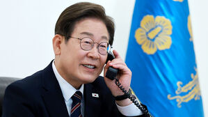 이 대통령, 싱가포르 총리와 통화&hellip;"전략적 동반자 관계 수립"