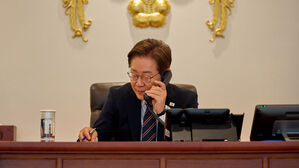 한중 정상 첫 통화 "한중 관계 발전&middot;APEC 협력&hellip;한반도 평화 노력"