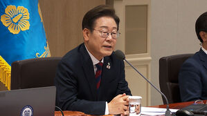 대통령 파기환송심 무기한 연기…"헌법 84조 따라"