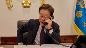 한중정상 첫 통화 "한중관계 발전&middot;APEC 협력&hellip;한반도 평화 노력"