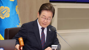 '독립성 논란' 검사징계법 공포…법원, 대장동 재판 중단