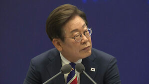 이 대통령 "대통령실 직원 과로로 쓰러져&hellip;무거운 책임감"