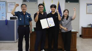 지하철 역사서 지갑 훔치려던 50대 제압한 고등학생 표창