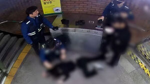 힘겹게 주저앉은 여성…경찰은 편의점 달려갔다, 왜