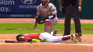 공 맞고 죽은 척…MLB서 익살스러운 장난
