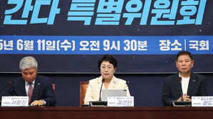 조국혁신당 김선민 당 대표 권한대행(가운데)이 11일 국회에서 열린 '끝까지 간다' 특별위원회 출범식에서 발언하고 있다.(사진=연합뉴스)