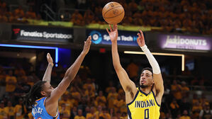 인디애나 할리버튼이 오클라호마시티 썬더의 케이슨 월리스를 제치고 공을 날리고 있다.(사진=게티이미지)