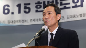 우상호 대통령실 정무수석이 12일 서울 마포구 연세대학교 김대중도서관에서 열린 6.15 남북정상회담 25주년 기념식에서 이재명 대통령 축사를 대독하고 있다.(사진=연합뉴스)