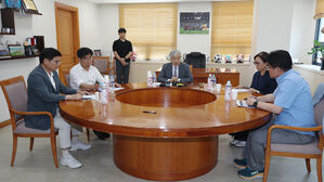 한국프로축구연맹 조남돈 상벌위원장이 12일 서울 종로구 한국프로축구연맹에서 열린 광주 FC 관련 상벌위원회 개회 선언을 하고 있다.(사진=연합뉴스)