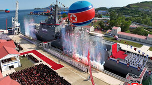좌초했던 구축함 '강건호' 진수&hellip;김정은&middot;딸 주애도 참석