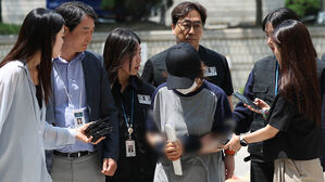 고개 떨군 '남편 명의 대리투표' 선거사무원(사진=연합뉴스)