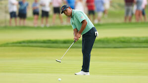 퍼트 시도하는 김시우