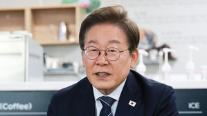 이재명 대통령이 13일 경기도 파주시 장단면 행정복지센터에서 접경지 주민 간담회를 하고 있다. (사진=대통령통신사진기자단, 연합뉴스)