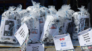 23일 오전 경기도 파주시 임진각에서 납북자가족모임이 준비한 대북전단이 놓여 있다.