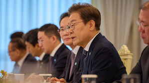 이 대통령, 비공개로 장남 결혼식&hellip;여권 인사 다수 참석