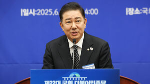 더불어민주당 원내대표로 당선된 김병기 의원이 13일 국회 의원총회 회의장에서 수락 연설을 하고 있다. (사진=공동취재, 연합뉴스)