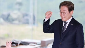 이재명 대통령이 13일 경기도 연천군 육군 25사단 비룡전망대에서 격려사 후 장병들에게 화이팅을 외치고 있다.