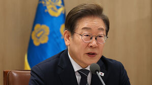 이재명 대통령이 13일 용산 대통령실에서 이스라엘의 이란 공습관련 경제안보 긴급 점검회의를 하고 있다. (사진=대통령통신사진기자단, 연합뉴스)