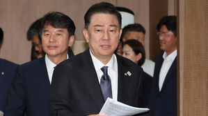 더불어민주당 김병기 신임 원내대표가 15일 서울 여의도 국회 소통관에서 원내대표단 인선을 발표하기 위해 발언대로 향하고 있다.