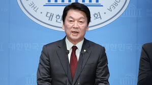 국민의힘 안철수 의원이 지난달 15일 서울 여의도 국회 소통관에서 현안 관련 회견을 하고 있다.