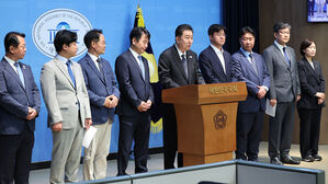 더불어민주당 김병기 신임 원내대표가 15일 서울 여의도 국회 소통관에서 원내대표단 인선을 발표하고 있다. 왼쪽부터 문금주 대변인, 김현정 대변인, 허영 정책수석, 문진석 운영수석, 김병기 원내대표, 박상혁 소통수석, 이기헌 비서실장, 김남근 민생부대표, 백승아 대변인.