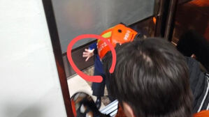 승강기에 갇힌 직원 구조하는 소방대원 (사진=독자 제공, 연합뉴스)