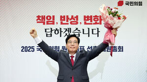 국민의힘 신임 원내대표로 당선된 송언석 의원이 16일 원내대표 선출 의원총회가 열린 국회 회의장에서 기념촬영을 하고 있다.(사진=공동취재, 연합뉴스)