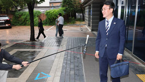 김민석 국무총리 후보자가 16일 서울 종로구 통의동 금융감독연수원에 마련된 청문회 준비단 사무실로 출근하며 취재진 질문에 발언하고 있다.(사진=연합뉴스)