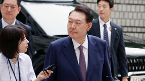 내란혐의 7차 공판 출석하는 윤 전 대통령(사진=사진공동취재단, 연합뉴스)