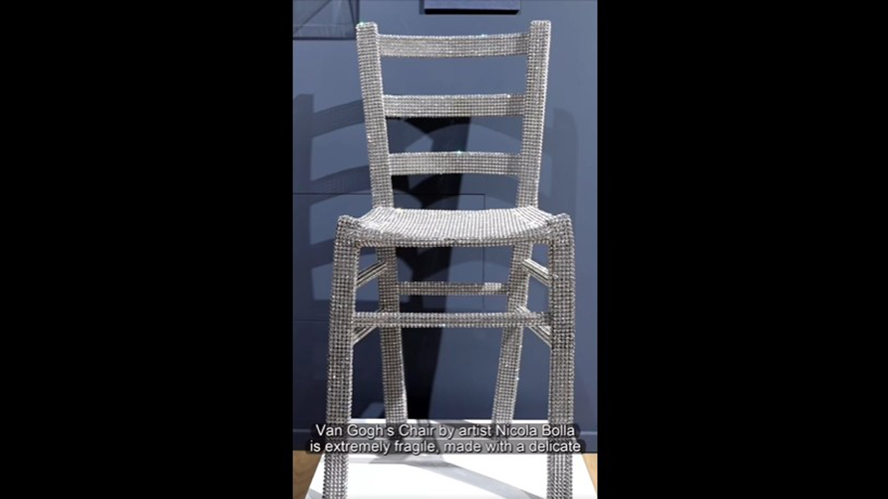 관람객 '털썩' 앉자 이탈리아 박물관 크리스탈 의자 '우지끈'