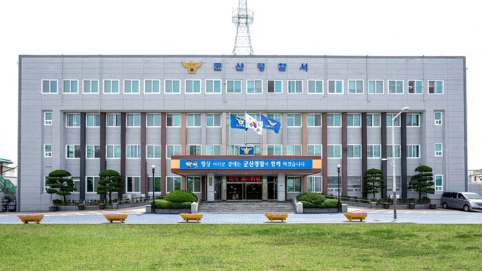 흉기 들고 어슬렁, 갑자기 '쾅쾅'…현행범 체포하자 "심심"