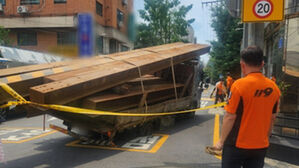 잠실서 포트홀에 트럭 뒷바퀴 빠져&hellip;과적 원인 추정