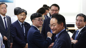 "민생회복지원금 전국민 지급&middot;취약층 추가&hellip;코로나 부채도 탕감"