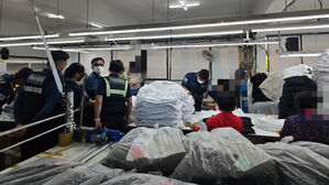 경찰이 급습한 서울 중랑구 가품 제조공장 (사진=서울경찰청 기동순찰대 제공, 연합뉴스)