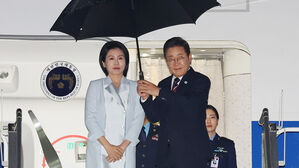이 대통령, '첫 정상외교' G7 회의 일정 마치고 귀국길