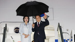 이재명 대통령과 김혜경 여사가 17일(현지시간) 51차 주요 7개국(G7) 정상회의 일정을 마치고 캐나다캘거리국제공항에서 귀국하며 공군 1호기 올라 인사하고 있다.(사진=연합뉴스)
