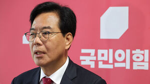 국민의힘 송언석 원내대표가 18일 국회 원내대표실에서 당 3선, 4선 의원들과 간담회를 마친 뒤 발언하고 있다.(사진=연합뉴스)