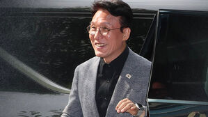 '증인 채택' 힘겨루기&hellip;"지명 철회" "정치 공세"