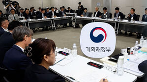"공약 이해도 낮다" 질타…관료들 기강 잡기?