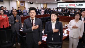 국기에 경례하는 김용태 비대위원장과 국민의힘 의원들 (사진=연합뉴스)