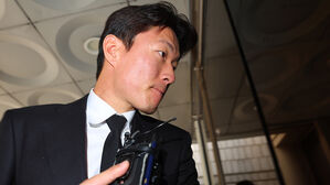 불법 촬영 혐의로 1심에서 징역 1년에 집행유예 2년을 선고받은 축구선수 황의조가 19일 서울 서초구 서울고등법원에서 열린 2심 첫 공판에 출석하고 있다.(사진=연합뉴스)