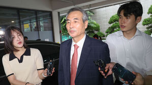 윤석열 전 대통령 부인 김건희 여사 관련 의혹을 수사하는 민중기 특별검사가 20일 서울 서초구 서초동에 마련된 임시 사무실로 출근하고 있다.(사진=연합뉴스)