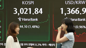 코스피 종가가 3,000선을 돌파한 20일 서울 중구 하나은행 딜링룸에서 딜러들이 대화하고 있다.(사진=연합뉴스)